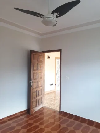 Imagem Casa em ótima localização em Santa Terezinha, com 03 dormitórios sendo 01 com AE, sala, banheiro...