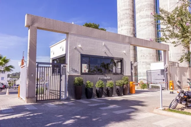 Garagem , sala, cozinha, banheiro social, 2 dormitórios e área de serviço.o Condominio oferece po...