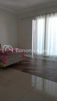 Imagem Casa estilo sobrado com 3 quartos, sendo 2 suítes, 3 salas, cozinha ampla e moderna com móveis pla...
