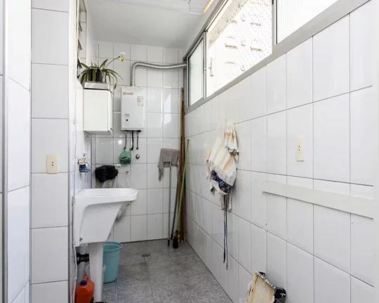 Imagem Apartamento amplo com piso de tacos, living para 02 ambientes, lavabo, 04 dormitórios sendo 01 suí...