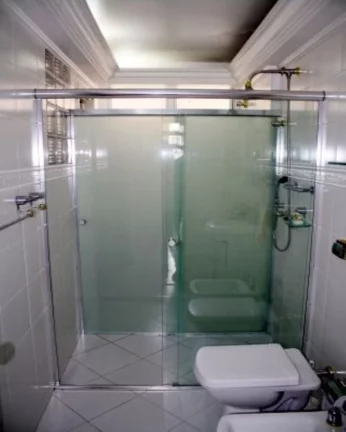 Imagem Apartamento com living amplo com janelas grandes, piso de carpete, 03 dormitórios com armários, co...
