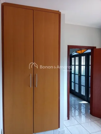 Imagem Linda e espaçosa casa com 217 m² de área construída e 320 m² de terreno. A residência possui 3...