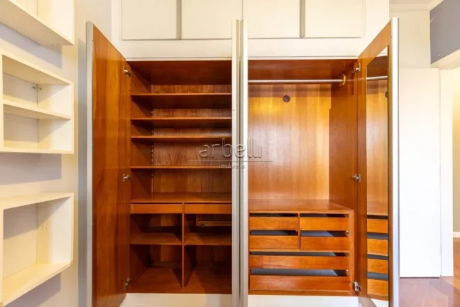 Imagem Apartamento com 147m², 3 dormitórios sendo 1 suíte, 4 banheiros, 1 lavabo, living, salas de estar...