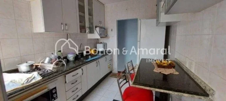 Imagem Apartamento com três quartos, incluindo uma suíte com elegantes armários embutidos. Uma ampla sal...