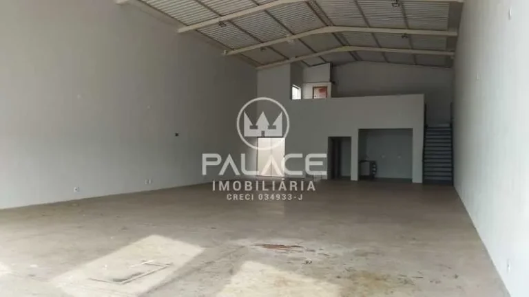 Imagem .Barracão excelente localização com 271,75 m²
 Salão comercial 
 02 banheiros social,;
 Cozinh...