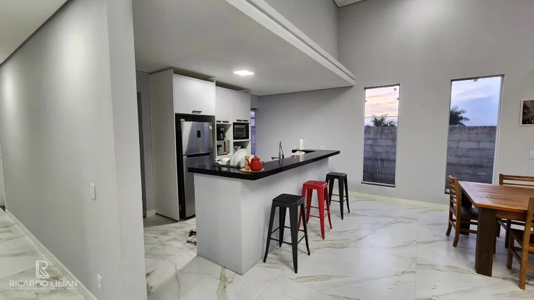 Imagem Casa de alto padrão com 4 suítes em conjunto residencial com controle de acesso