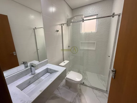 Imagem Casa térrea alto padrão com pé direito duplo, apenas 150 metros da praia