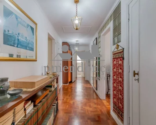 Imagem Excelente apartamento com 400m² em Higienópolis com piso de tacos, repleto de armários.