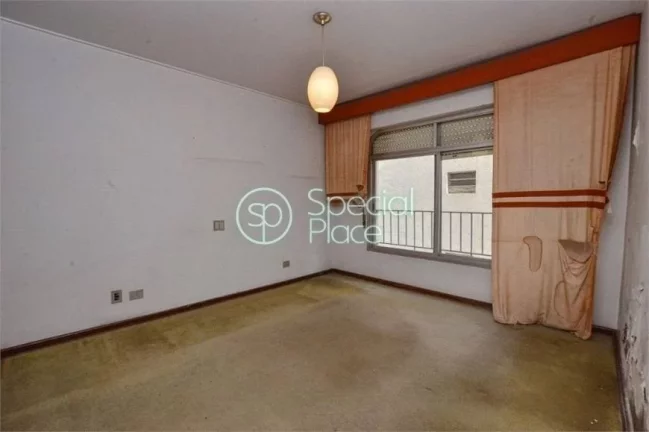 Imagem Ótima oportunidade para reforma. Apartamento com planta quadrada, 230m2 de área privativa, 3 dormi...
