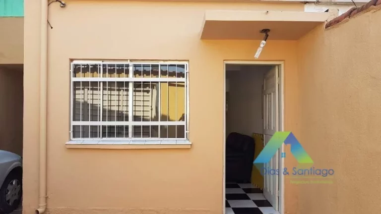 Imagem Sobrado 2 dormitórios amplos (amplos mesmo!) com janelas antirruído, quintal e garagem com 4 vagas, espaçosa varanda e uma edícula para você ter se