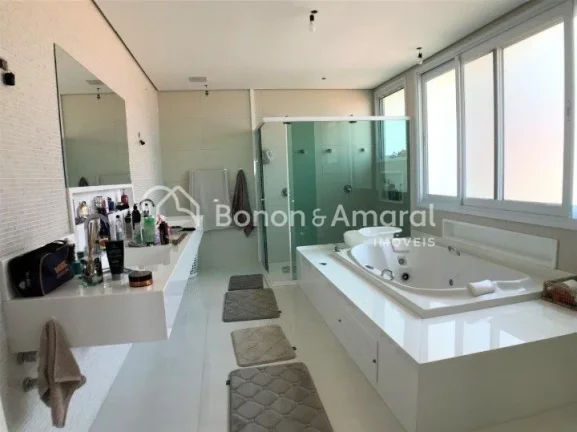 Imagem Linda e espaçosa casa de condomínio com área de 704 m². O imóvel possui living com pé direito ...