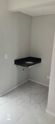Imagem Maravilhoso sobrado com 3 quartos sendo 1 suíte com sacada, 2 vagas de garagem à venda - Tingui - Curitiba/PR