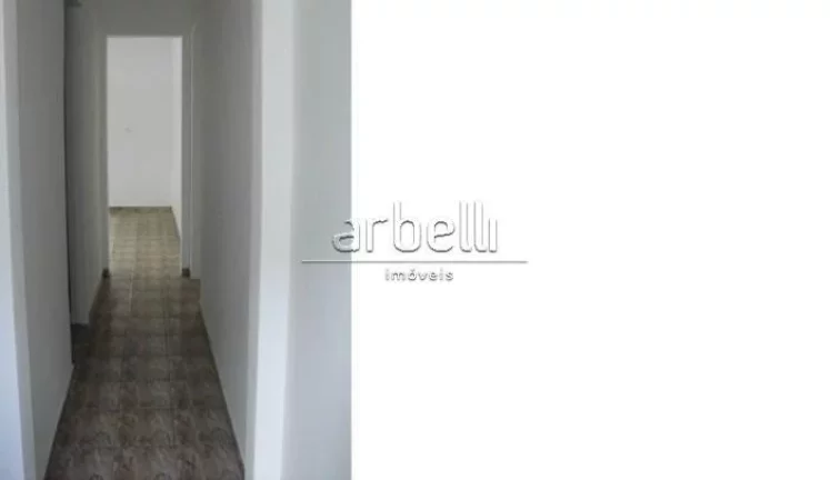 Imagem Galpão com escritórios com área total de 406 metros quadrados. O piso térreo está o galpão que...