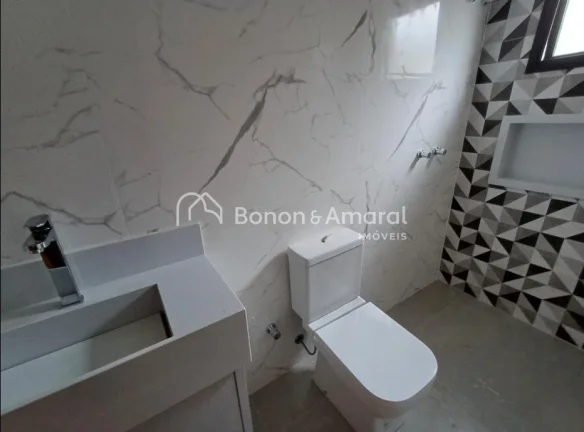 Imagem Linda casa à venda no Condomínio Portal do Jequitibá em Valinhos. 

Este sobrado conta com 3 suí...