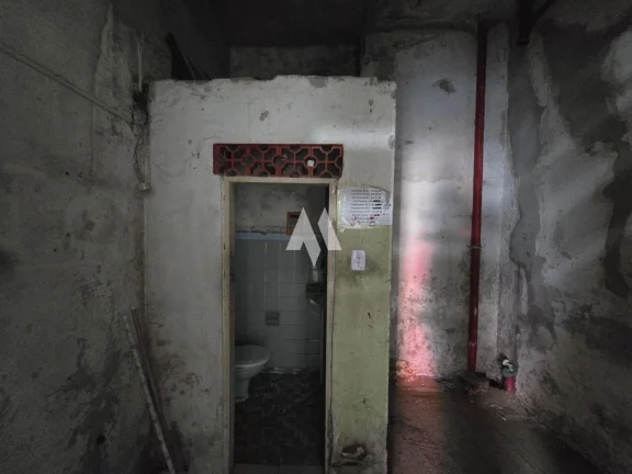 Imagem Sua Loja no Coração de Santos – Fachada Ampla, Banheiro e Mezanino