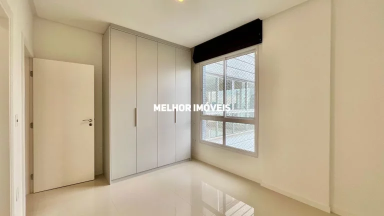 Imagem Apartamento á venda com 3 suítes e 3 vagas localizado no centro de Balneário Camboriú