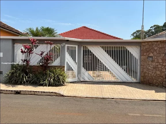 Imagem Casa para Venda em Iracemápolis, Centro, 3 dormitórios, 1 suíte, 2 banheiros, 4 vagas