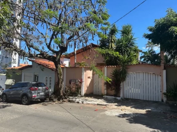 Imagem A 5ª Avenida Imóveis apresenta esta bem localizada CASA TÉRREA, c/ 3 Suites + anexo, ideal p/ fins RESIDENCIAL e ou COMERCIAL, melhor ponto da Pituba