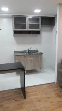Imagem Apartamento com 33 M², 1 banheiro com box em vidro e gabinete no lavatório, 1 dormitório, cozinha...