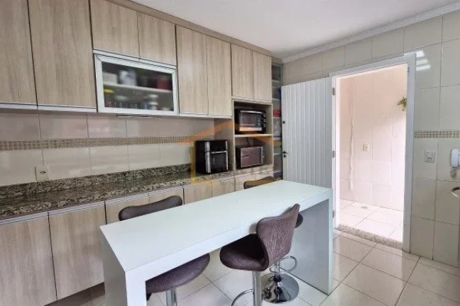 Imagem Sobrado com 182m² de área construída, distribuído em três pavimentos, com 3 dormitórios, sendo...