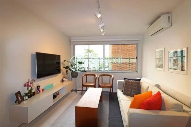 Imagem Apartamento com três dormitórios, totalmente reformado. A cozinha ficou linda e está integrada ao...