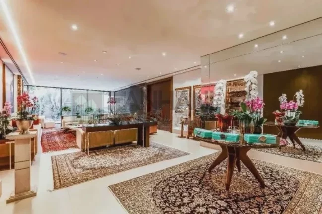 Imagem Descubra a verdadeira definição de luxo e sofisticação nesta deslumbrante casa no condomínio fechado do Jardim Europa. Com uma construção impecável de