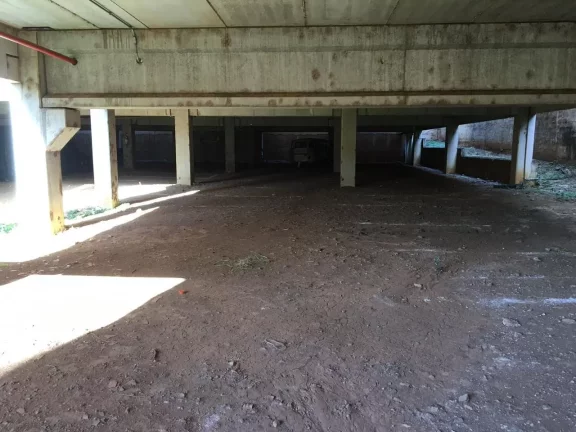 Imagem Barracão no centro com 412m², com estrutura para lojas, academia, deposito, etc. Estacionamento co...