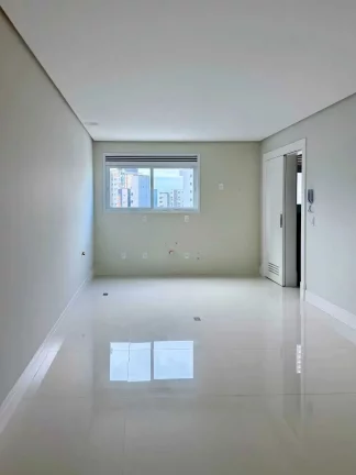 Imagem Apartamento com 3 suítes e 2 vagas de garagem na Av. Brasil em Balneário Camboriú/SC
