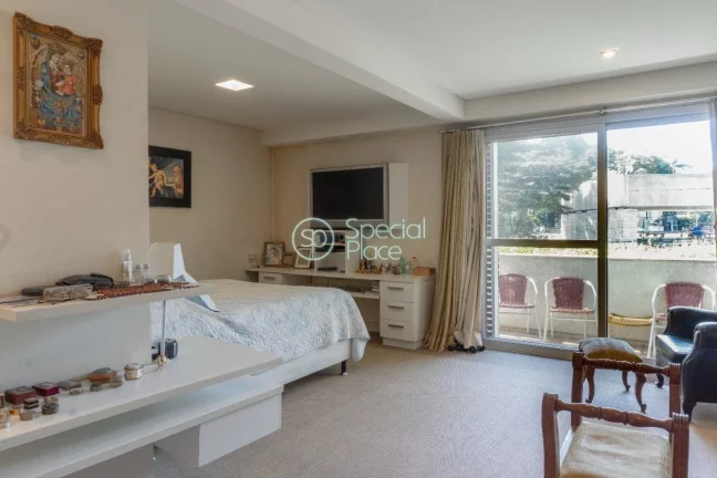 Imagem Essa casa possui cinco dormitórios, sendo quatro suítes, hall, lavabo, sala de jantar, sala de TV ...