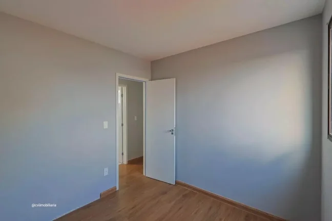 Imagem Imóvel aconchegante à venda com 4 quartos, sendo 1 suíte, e 2 banheiros no total. O condomínio f...