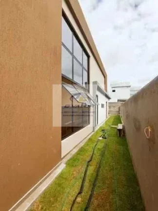 Imagem Vendo casa em condomínio fechado, com 202m², 3 suítes s/ 1 master, área gourmet, piscina e 4 vagas