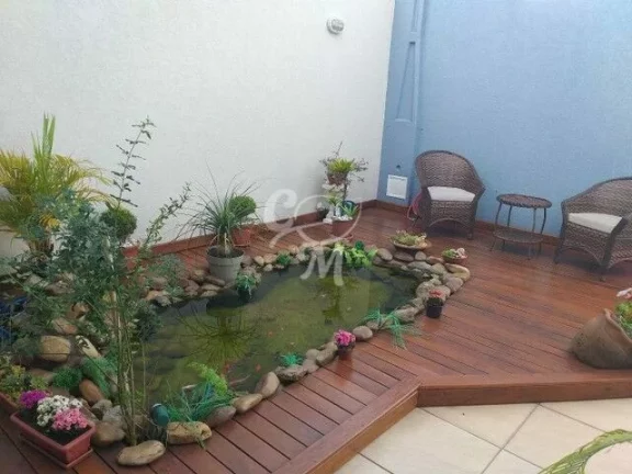 Imagem Casa com ótimo acabamento e decoração.