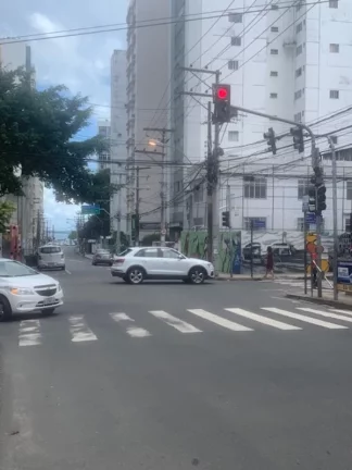 A 5ª Avenida Imóveis selecionou esse bem localizado apartamento tipo casa com 3/4, 213m² de área, na Av. Princesa Isabel, a poucos do Porto da Barra