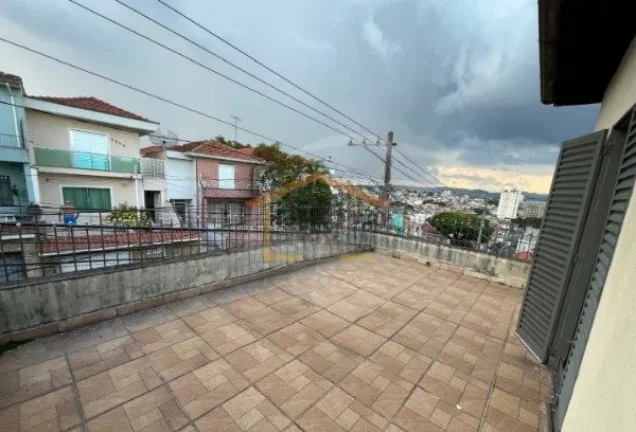 Imagem Sobrado precisando de reforma, com 2 dormitórios, sala, cozinha com armários e 1 banheiro. Possui ...