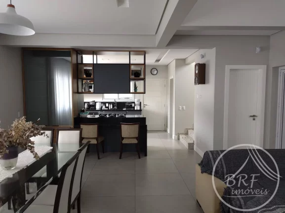 Imagem Vendo casa semi nova em Estreito Florianópolis SC, três suítes, lavabo.