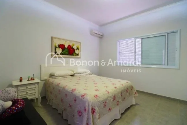 Imagem Casa à venda em condomínio fechado em Campinas - SP. 
Linda casa assobradada com amplo living para...