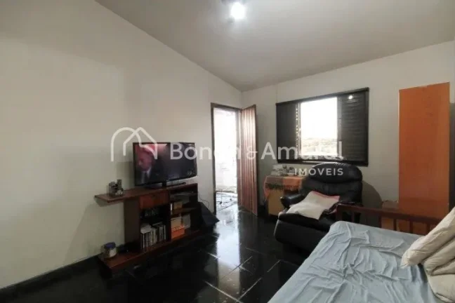 Imagem Imóvel amplo à venda com 4 quartos, sendo 3 suítes, e 5 banheiros no total. Este imóvel está be...