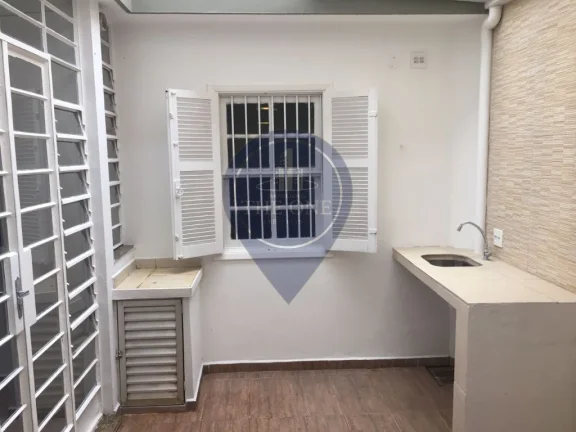 Imagem Aluguel de Casa no Itaim Bibi: 3 quartos, 1 suíte, 2 salas, 2 banheiros, 2 vagas de garagem, 150 m² - São Paulo-SP