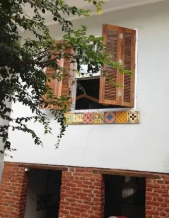 Imagem A casa é muito charmosa, muito iluminada com luz do sol natural e arborizada. Sala principal conta ...