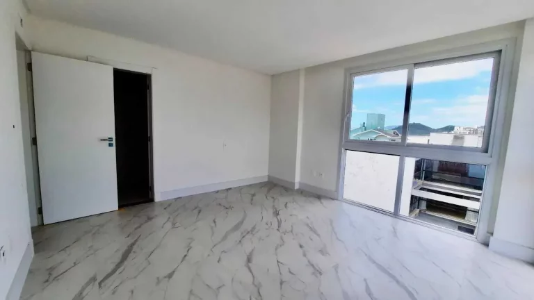 Imagem Apartamento com 3 dormitórios sendo 1 suíte e 2 vagas de garagem na Praia Brava em Itajaí