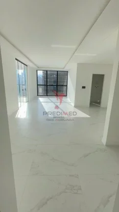 Imagem Apartamento de alto padrão com 3 suites e duas vagas de garagem, sacada,na meia praia