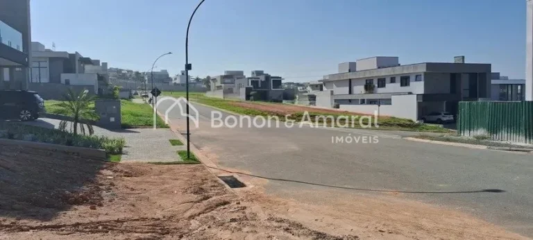 Imagem Excelente lote de esquina, bem localizado e com leve declive, na avenida principal do Condomínio Ar...