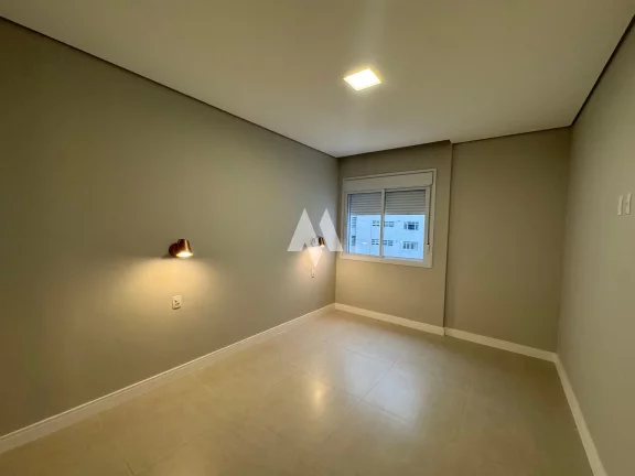 Imagem Apartamento reformado à venda com 3 suítes, na quadra da praia no bairro do Gonzaga em Santos/SP