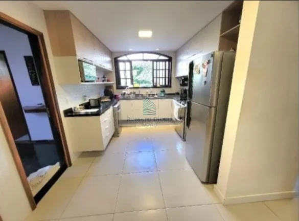 Imagem Casa de Luxo à Venda em Maria Paula, Niterói-RJ: 4 Quartos, 1 Suíte, 2 Salas, 3 Banheiros, 3 Vagas de Garagem