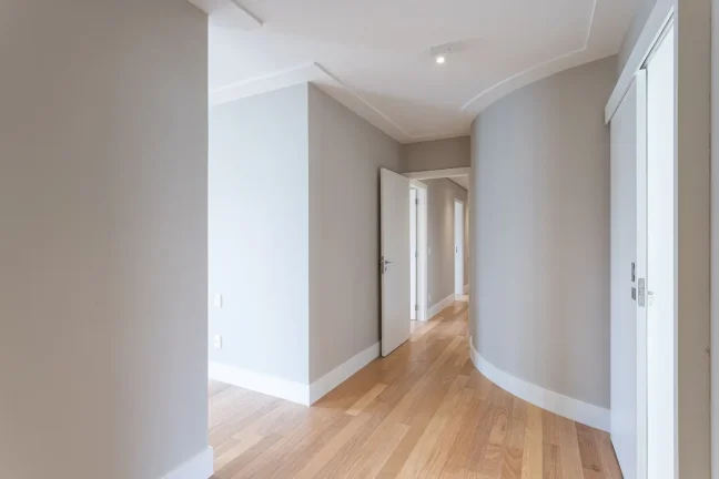 Imagem Apartamento 306M² Reformado, 4Q, 3 Suítes, 2 Salas, 3 Banheiros, 4 Vagas, Lavabo, Varanda, Piscina, Academia, Churrasqueira, Salão de Festas e Jogos.