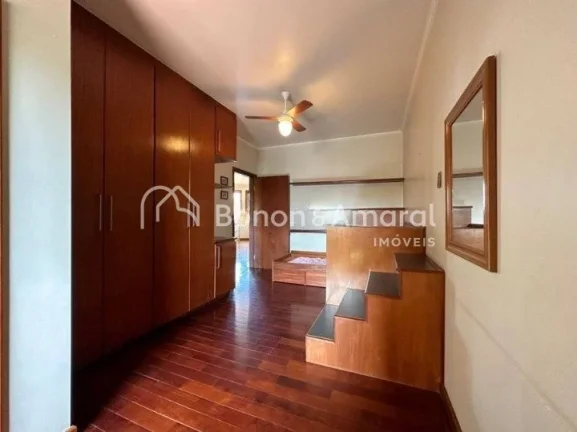 Imagem Linda casa em condomínio fechado. No piso superior há um hall, 3 quartos com varanda, sendo uma su...