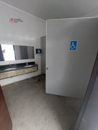 Imagem Salão comercial para alugar. Construido para ser uma igreja, com pulpito e amplo espaço para culto. Possui banheiros, copa, cozinha e escritórios.