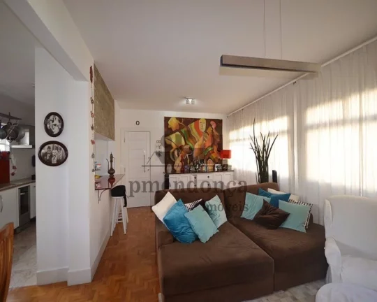 Imagem Lindo apartamento amplo arejado, decorado com muito bom gosto, todo reformado, com living para 02 am...