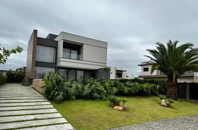 Imagem Casa de alto padrão com 4 suítes e 8 vagas de garagem no Centro de Camboriú