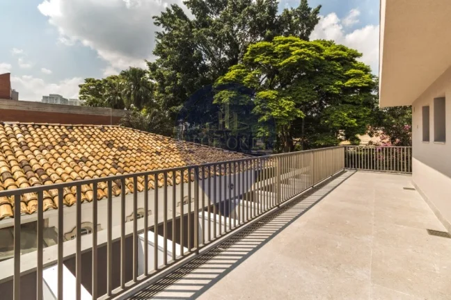 Imagem Luxuosa casa à venda em São Paulo-SP, Alto de Pinheiros: 4 quartos, 4 suítes, 5 banheiros, 6 vagas, 371 m². Imperdível!
